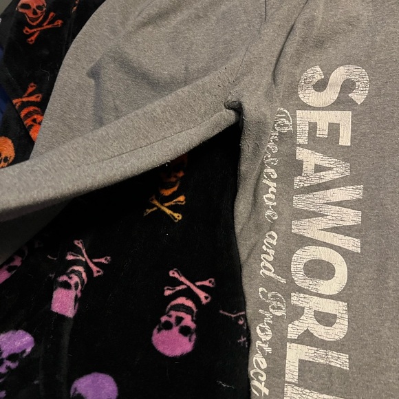 Seaworld lounge pants - Picture 2 of 4